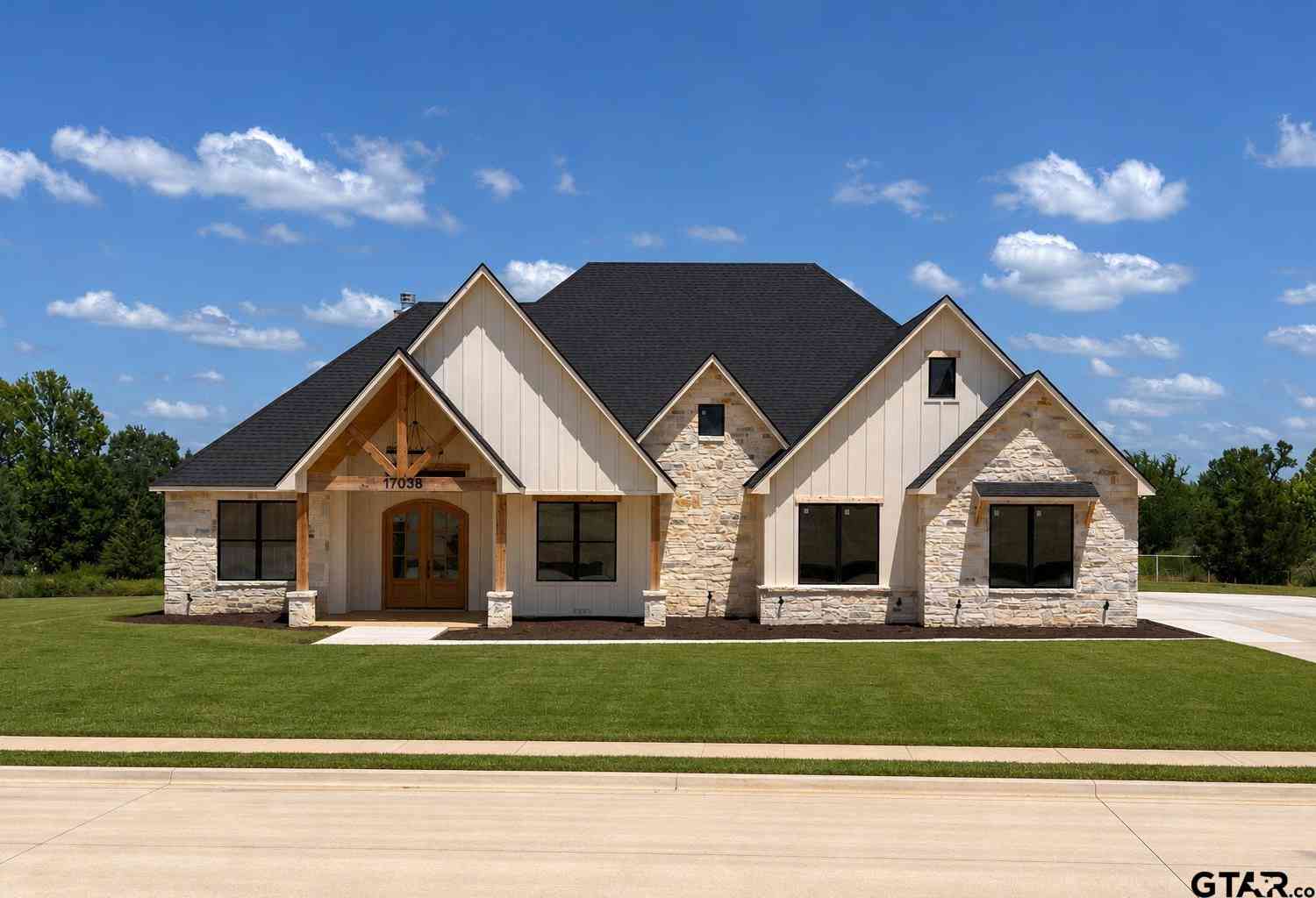 Homes For Sale - 17038 Woodcrest Circle<br/> Smith County, Lindale, TX 75771