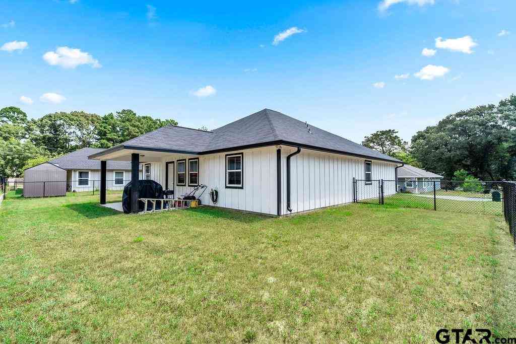 Homes For Sale - 429 Garrett Cir<br/> Smith County, Winona, TX 75792