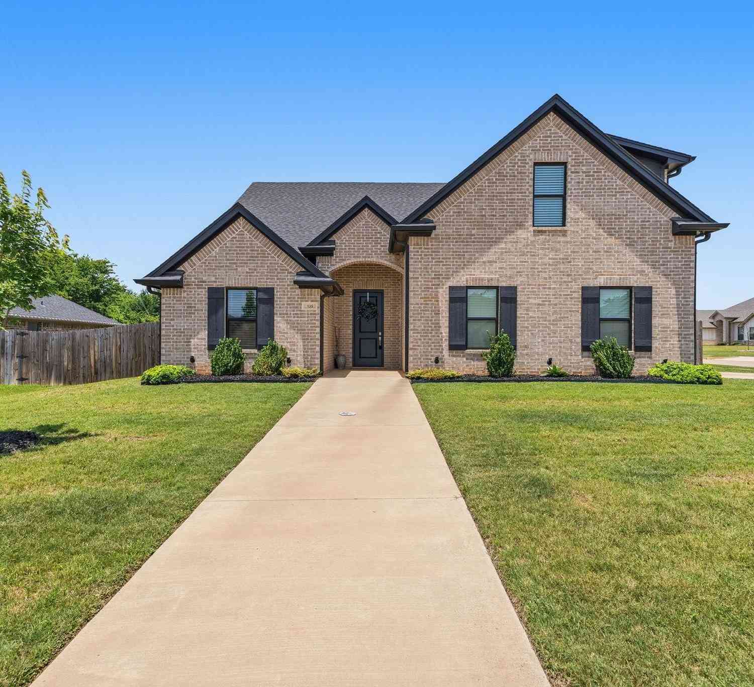 Homes For Sale - 135 Amanda<br/> Smith County, Bullard, TX 75757