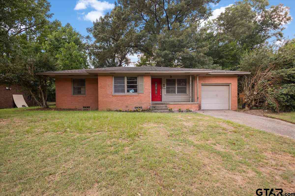 Homes For Sale - 2105 Glenbrook Dr.<br/> Tyler, TX 75701