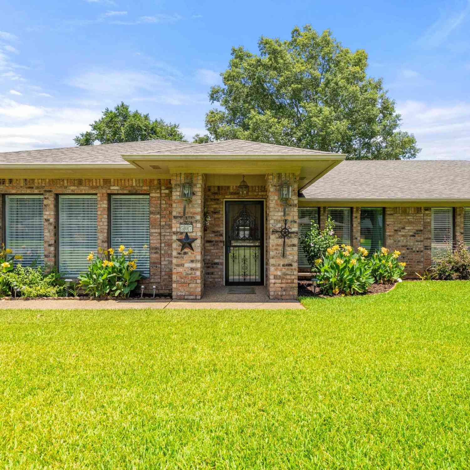 Homes For Sale - 507 Ridgeway<br/> Chandler, TX 75758
