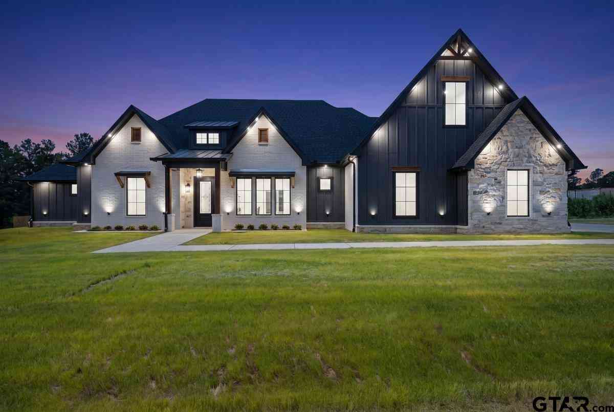 Homes For Sale - 17402 Woodcrest Cir<br/> Lindale, TX 75771