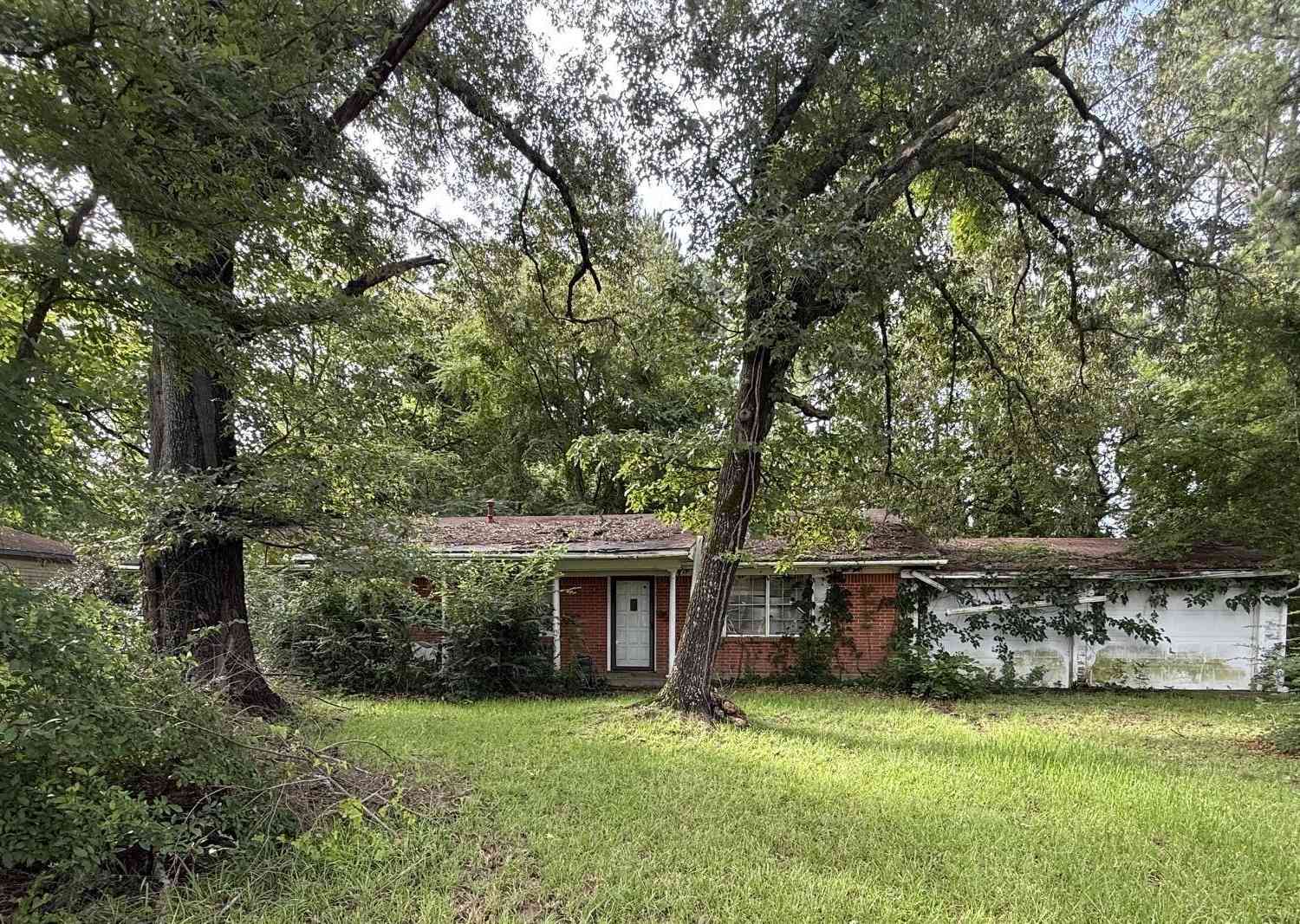Homes For Sale - 2103 E Houston Avenue<br/> Crockett, TX 75835