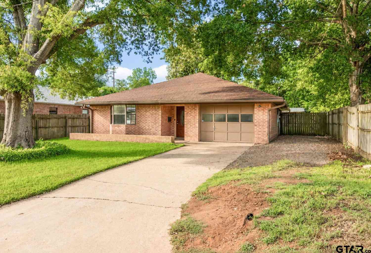 Homes For Sale - 817 Howard St<br/> Cherokee County, Jacksonville, TX 75766