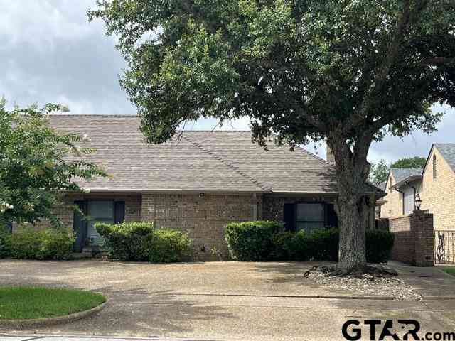 Townhouse For Sale - 418 Woodland Hills Dr<br/> Smith County, Tyler, TX 75701