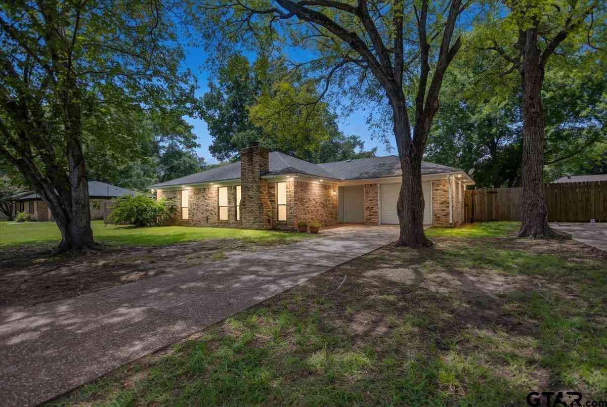 Homes For Sale - 411 Shady Ln<br/> Whitehouse, TX 75791