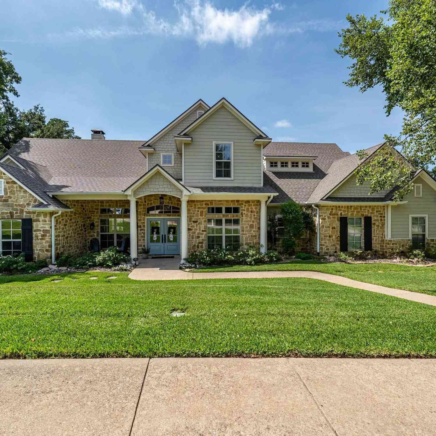 Homes For Sale - 8505 Castleton Way<br/> Tyler, TX 75703
