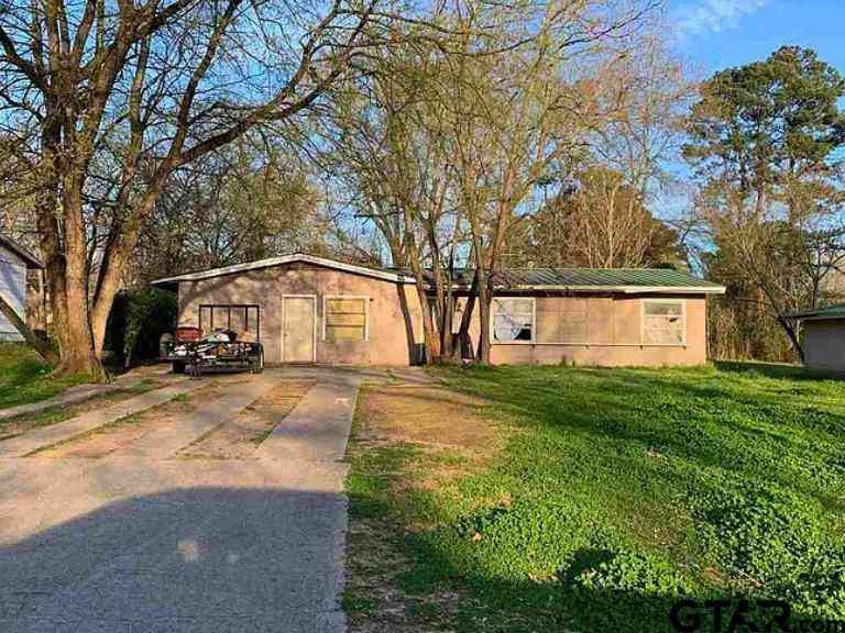 Homes For Sale - 218 Alamo Drive<br/> Morris County, Lone Star, TX 75668