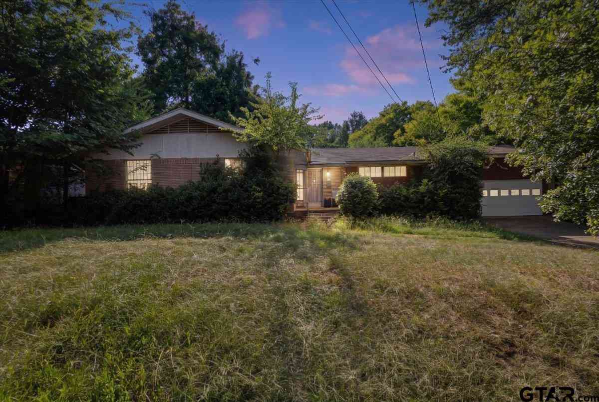 Homes For Sale - 2006 N Palace Ave<br/> Tyler, TX 75702