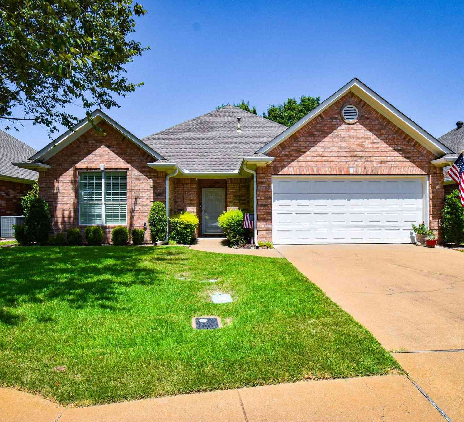 Homes For Sale - 1923 Hollyglen<br/> Smith County, Tyler, TX 75703