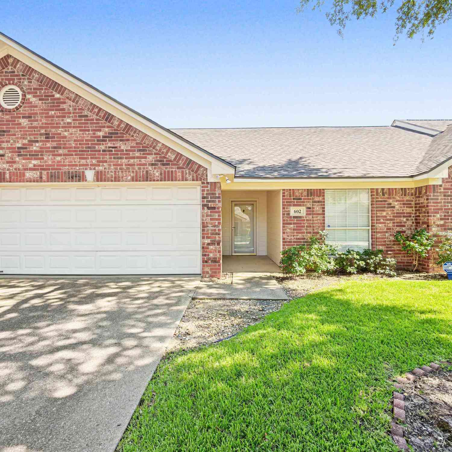 Townhouse For Sale - 5401 Hollytree Dr, Unit 602<br/> Smith County, Tyler, TX 75703