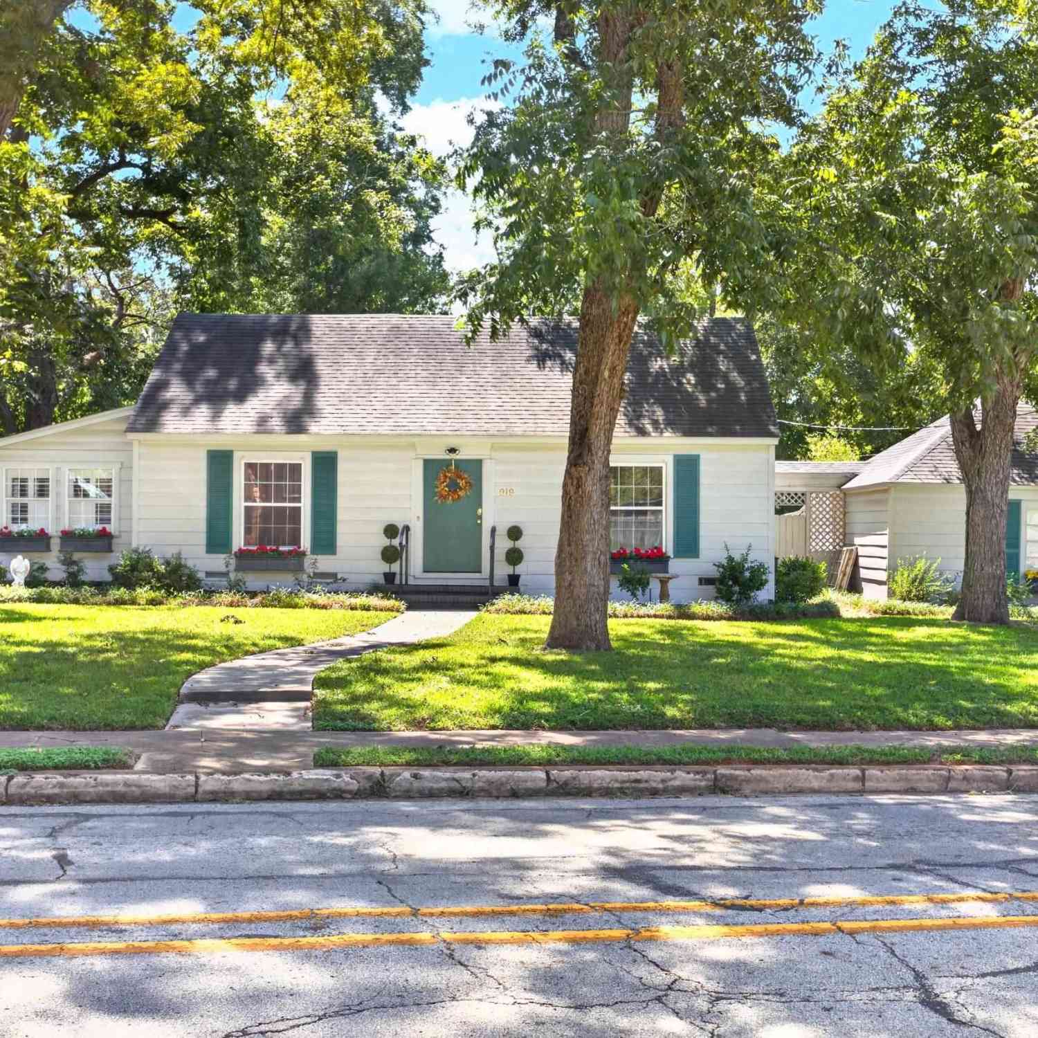 Homes For Sale - 919 E Houston Avenue<br/> Crockett, TX 75835