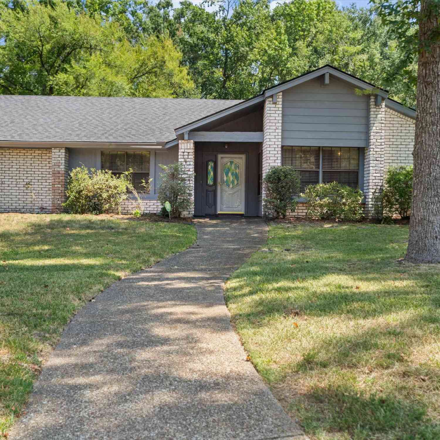 Homes For Sale - 5820 Foxcroft Rd.<br/> Smith County, Tyler, TX 75703