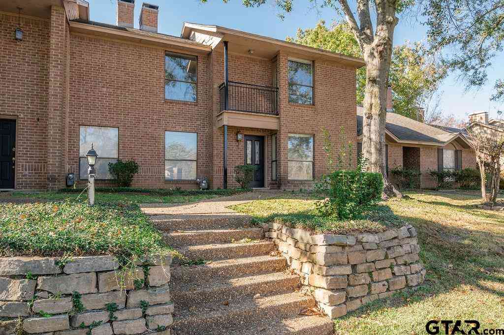 Townhouse For Sale - 5821 Hollytree Drive<br/> Tyler, TX 75703
