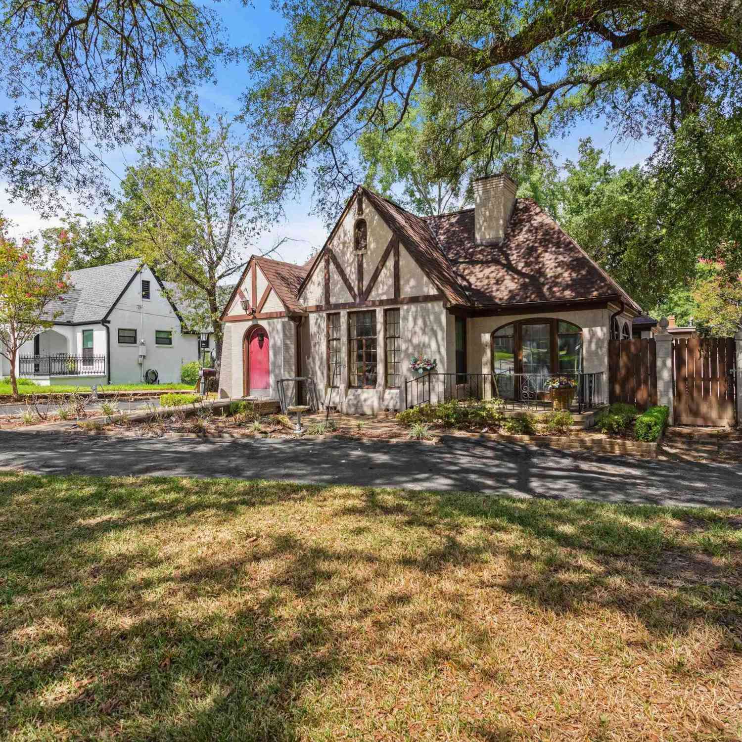 Homes For Sale - 1104 Troup Highway<br/> Smith County, Tyler, TX 75701