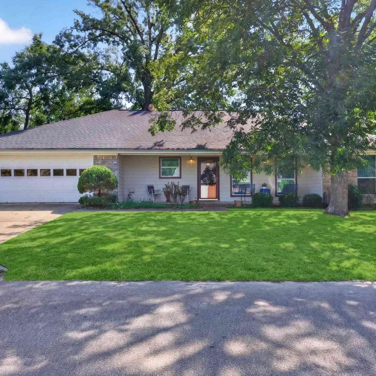 Homes For Sale - 445 Crystal Ave<br/> Cherokee County, Rusk, TX 75785