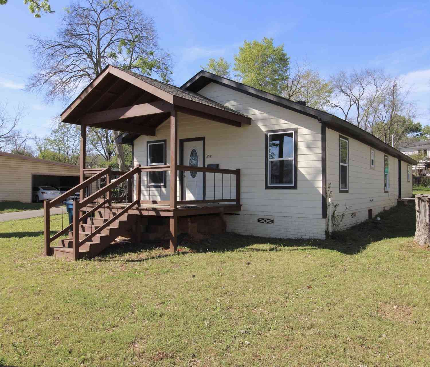 Homes For Sale - 638 Travis St<br/> Cherokee County, Jacksonville, TX 75766