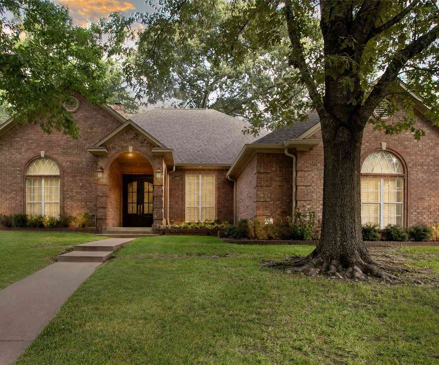 Homes For Sale - 1413 Holly Creek Drive<br/> Smith County, Tyler, TX 75703