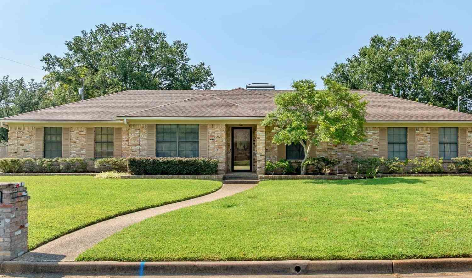 Homes For Sale - 1302 Larkspur Lane<br/> Tyler, TX 75703