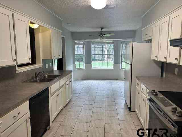 Homes For Sale - 406 Hollyoak Drive<br/> Tyler, TX 75703