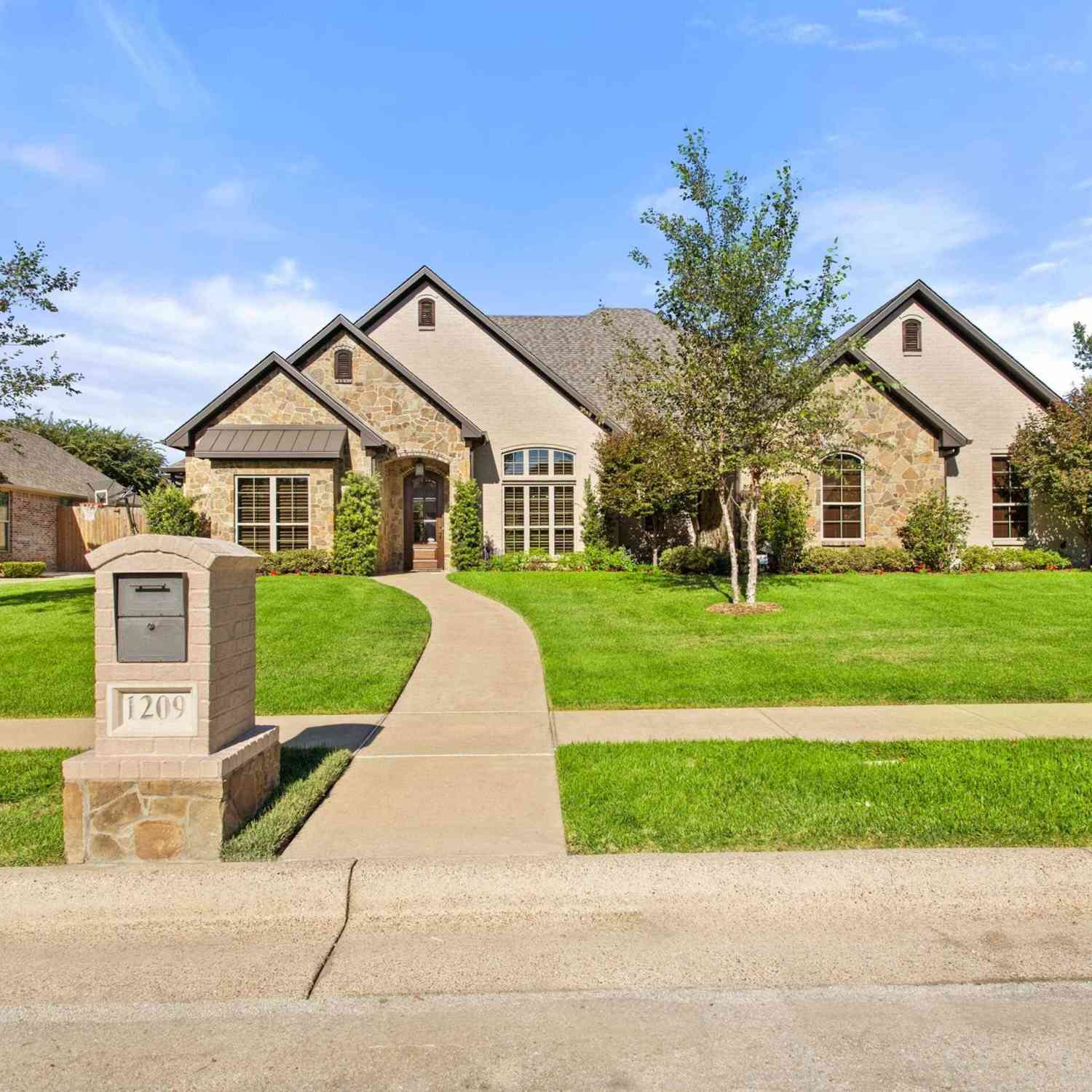 Homes For Sale - 1209 Cambridge Bend<br/> Tyler, TX 75703