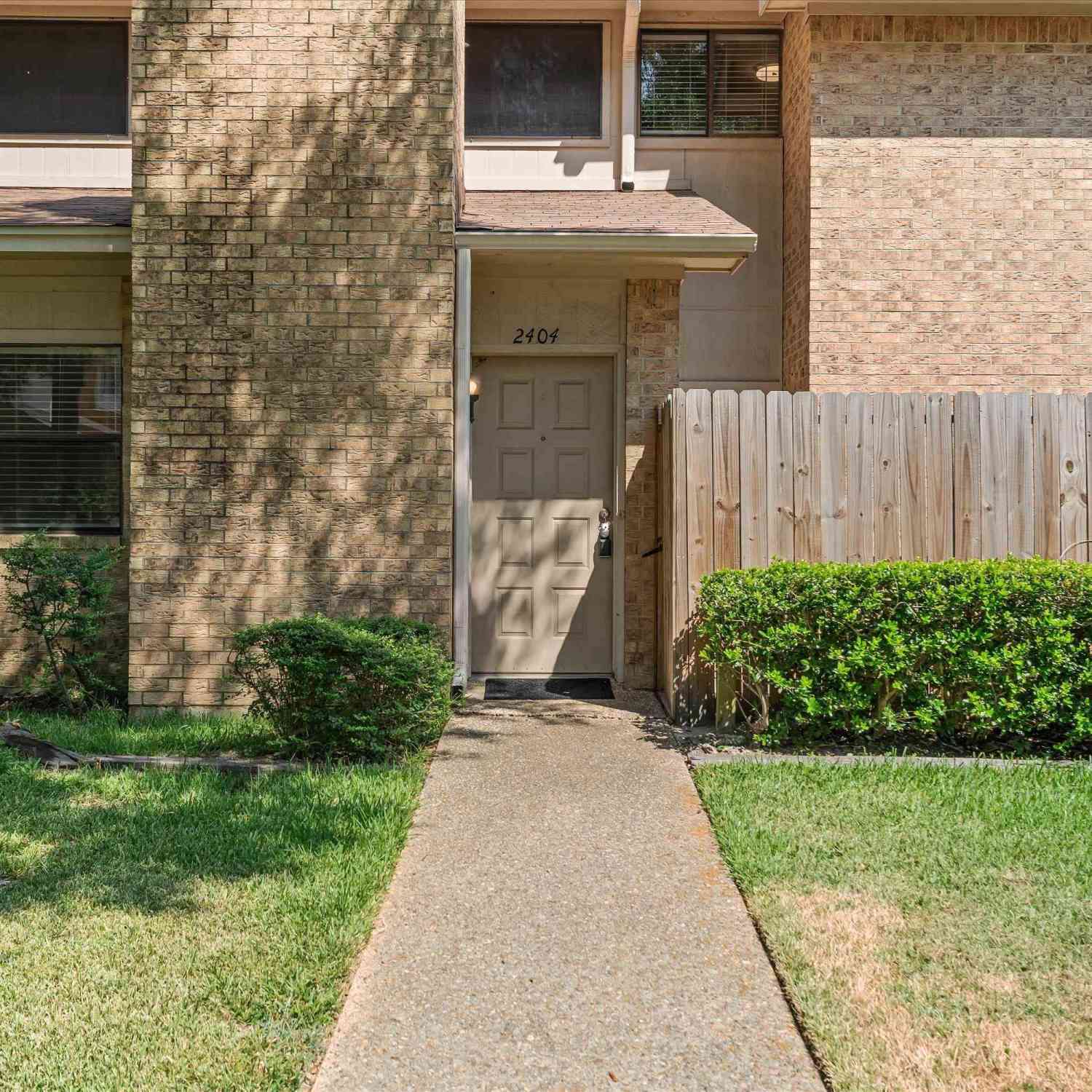 Townhouse For Sale - 2404 Villa Ct<br/> Tyler, TX 75703