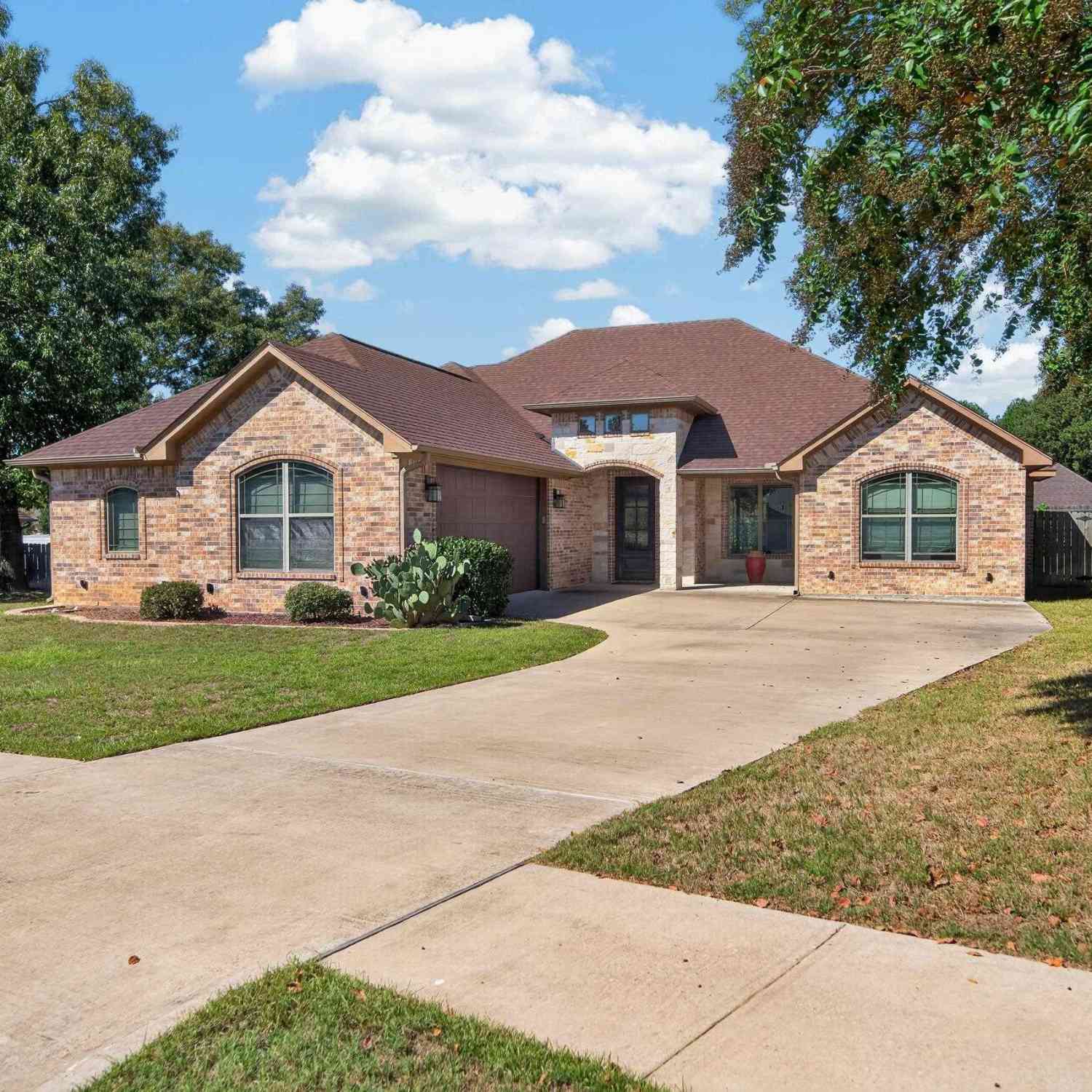 Homes For Sale - 4008 Chapel Ridge<br/> Tyler, TX 75707