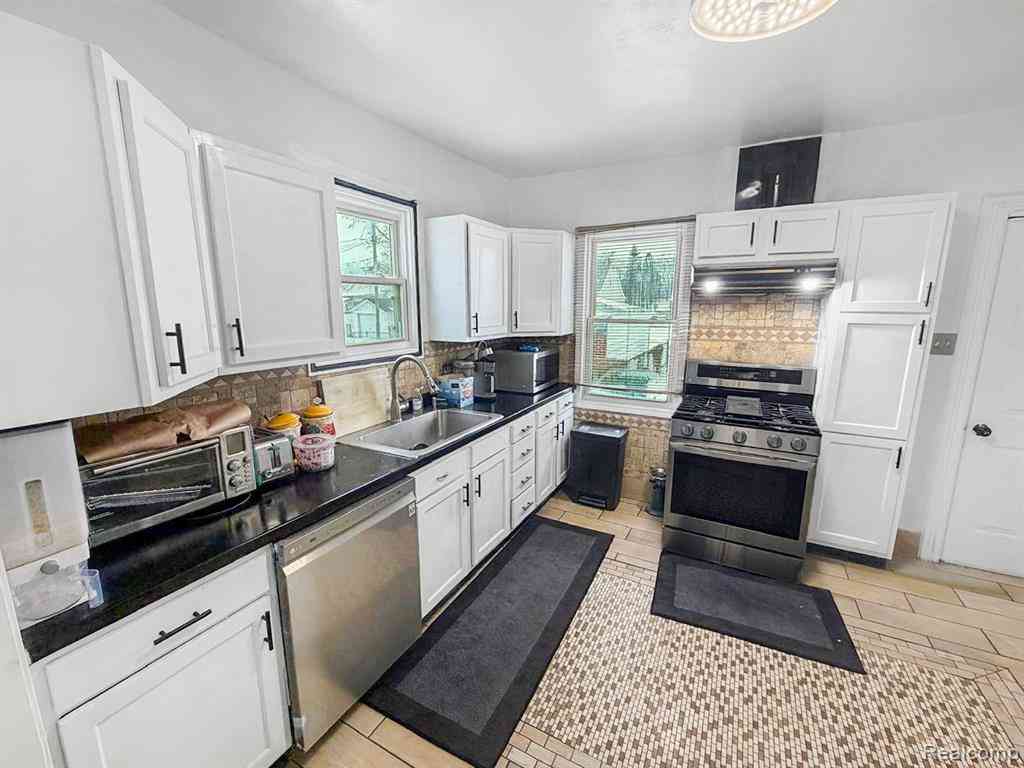 Multifamily For Sale - 8805 Whitlock Avenue <br/> Dearborn, MI 48126