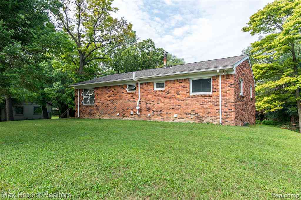 Multifamily For Sale - 465 Robert Court <br/> Auburn Hills, MI 48326