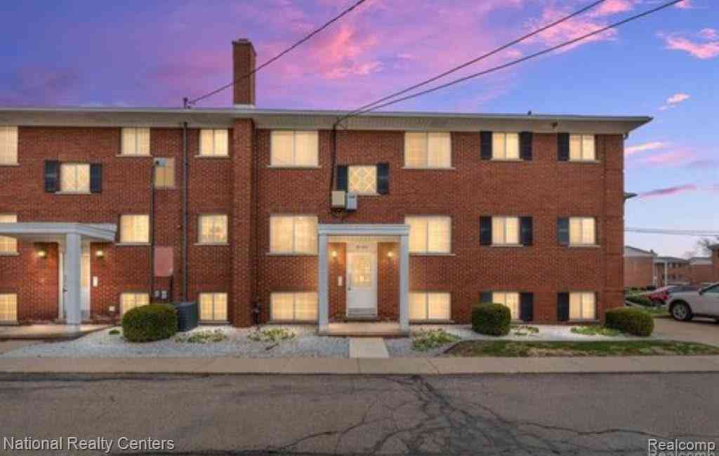 Condo For Sale - 8160 Crestview Drive #2 Drive <br/> Sterling Heights, MI 48312