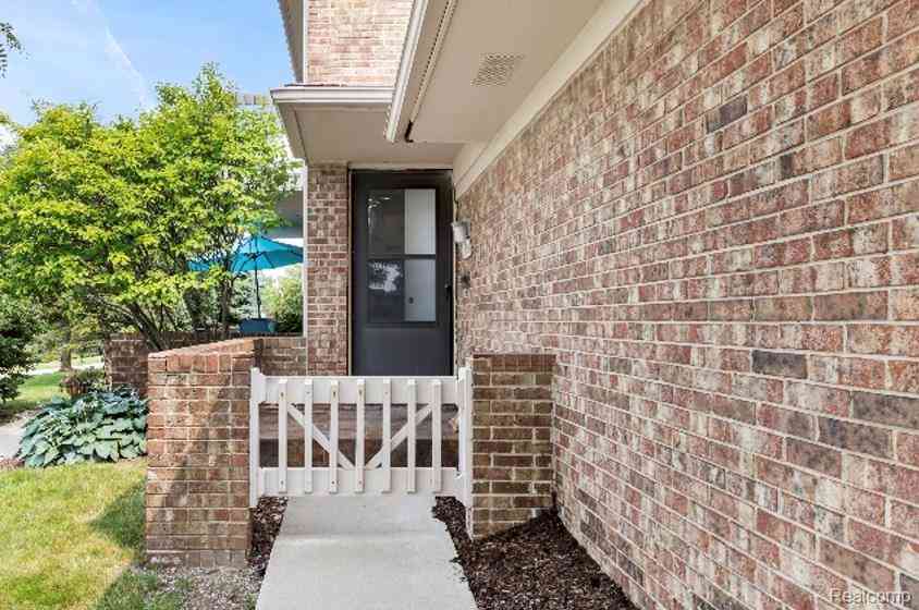 Condo For Sale - 6693 Maple Lakes Drive  #62<br/> West Bloomfield, MI 48322