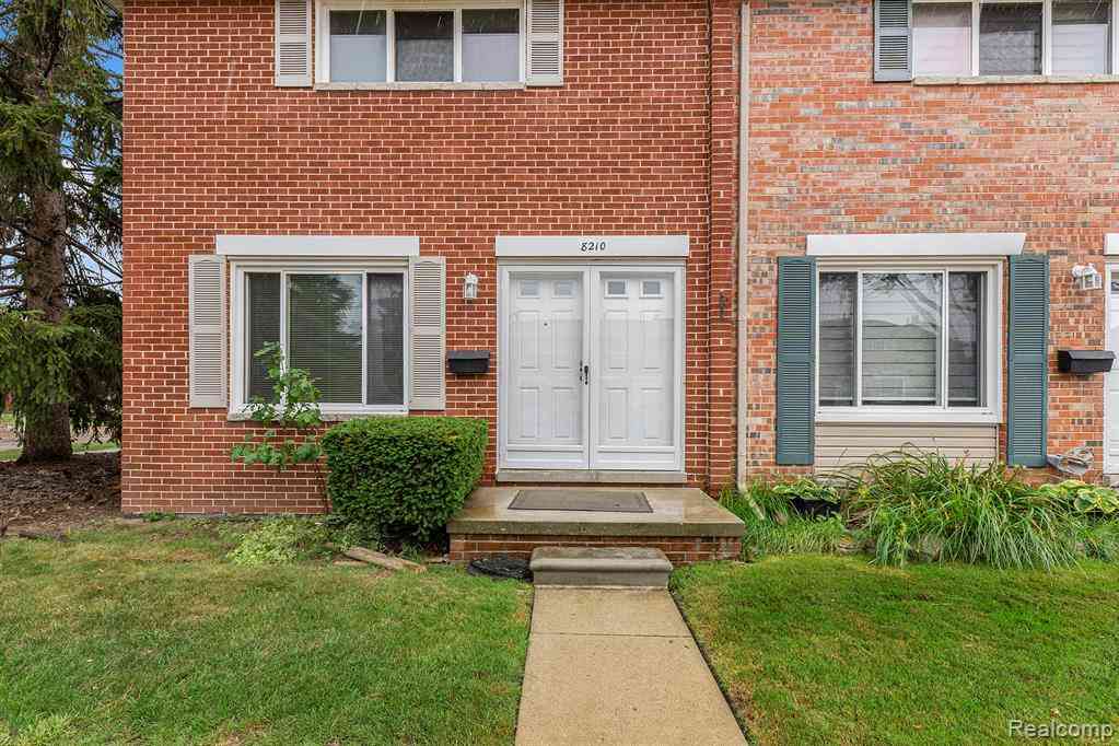 Condo For Sale - 8210 Hettenberger  <br/> Warren, MI 48093