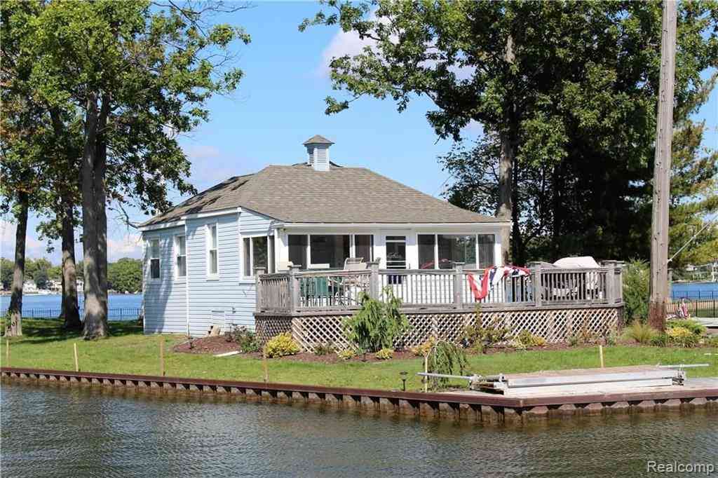 Homes For Sale - 752 Preston Island <br/> Orion, MI 48362