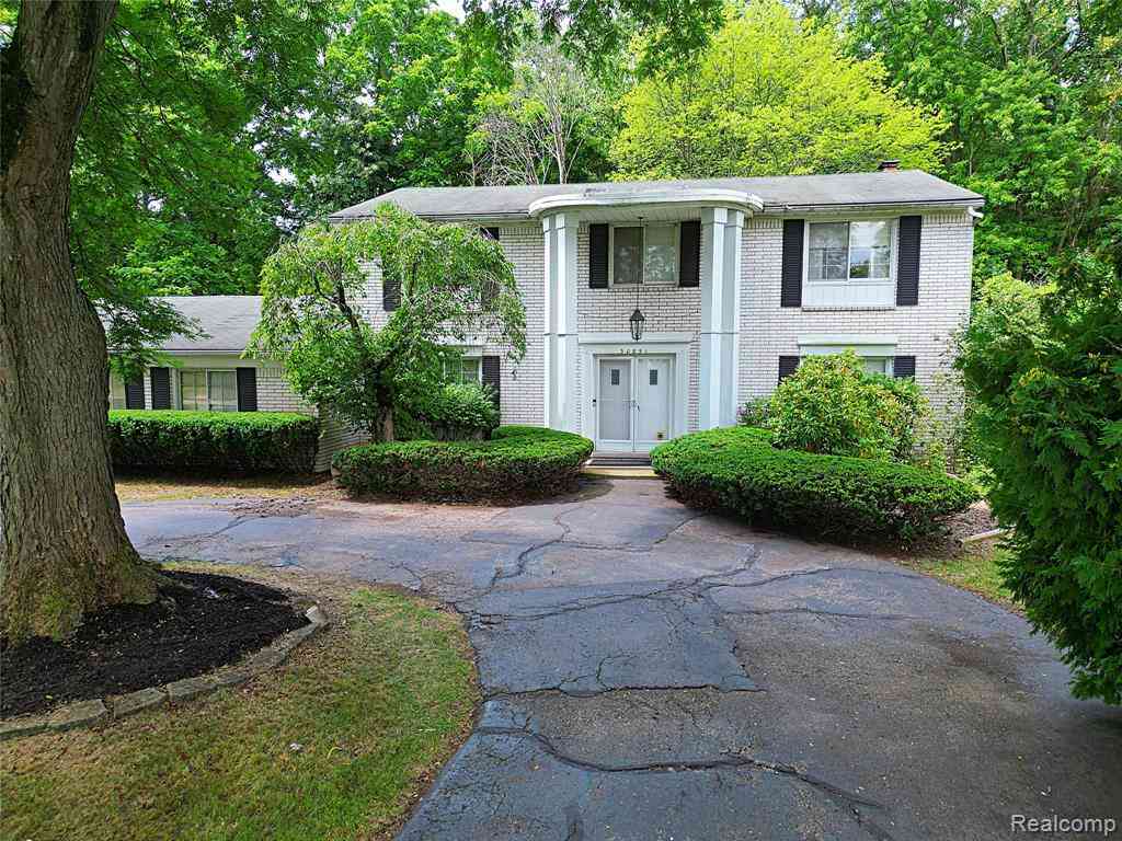 Homes For Sale - 30851 Woodstream Drive <br/> Oakland County, Farmington Hills, MI 48334