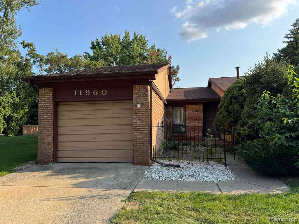 Condo For Sale - 11960 E Fort Lauderdale Street <br/> Warren, MI 48093