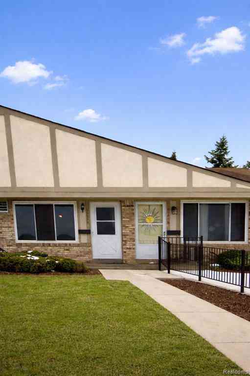 Condo For Sale - 25348 Franklin Terrace  <br/> South Lyon, MI 48178