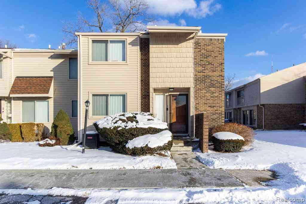Condo For Sale - 1 Fredericksburg Towne Street  #1<br/> Southfield, MI 48075
