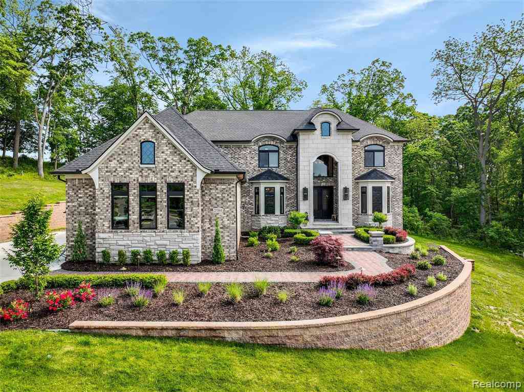 Homes For Sale - 2584 Heights View Court <br/> Rochester, MI 48306