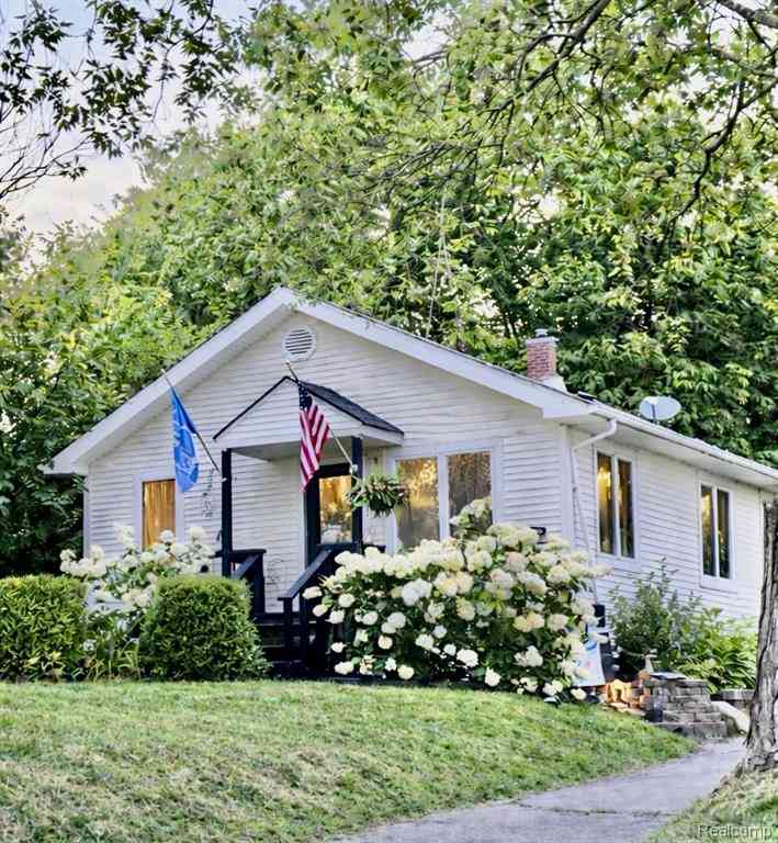Homes For Sale - 1820 W Genesee Street <br/> Lapeer, MI 48446