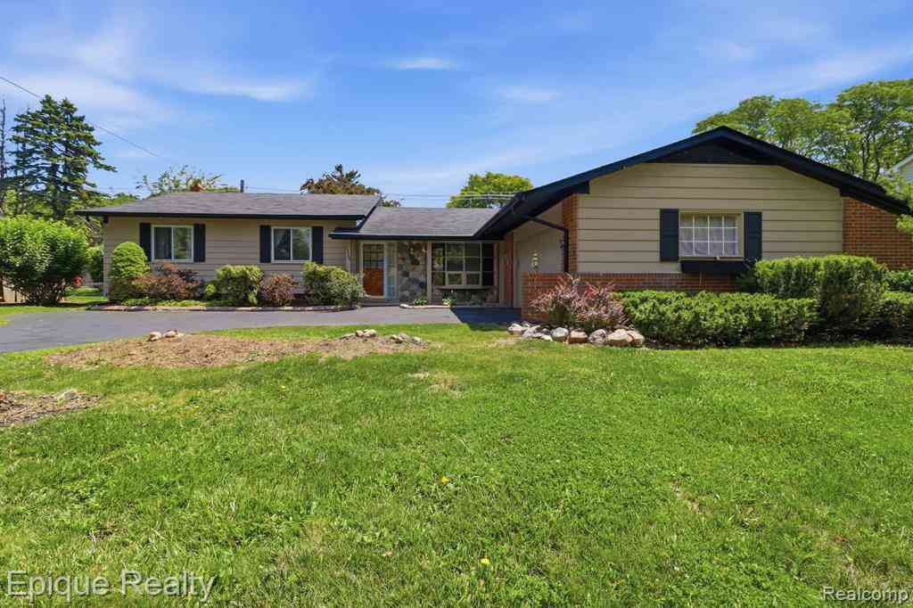 Homes For Sale - 7335 Coach Lane <br/> Oakland County, West Bloomfield, MI 48322