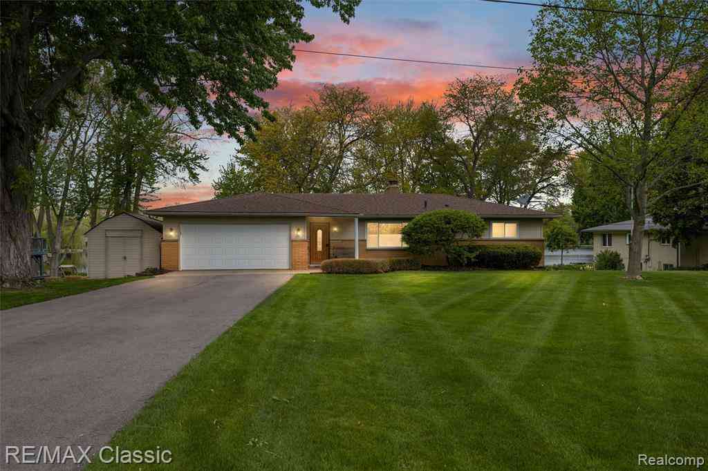 Homes For Sale - 804 Bonita Drive <br/> Oakland County, White Lake, MI 48383