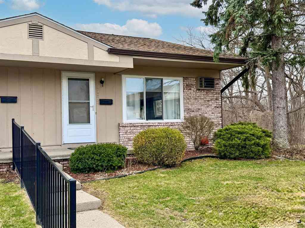 Condo For Sale - 25225 Potomac Drive  #8<br/> South Lyon, MI 48178