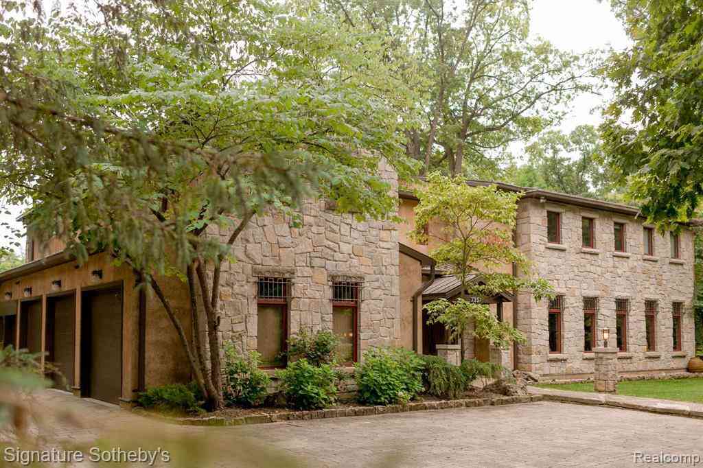 Homes For Sale - 7357 Lindenmere Drive <br/> Bloomfield Hills, MI 48301
