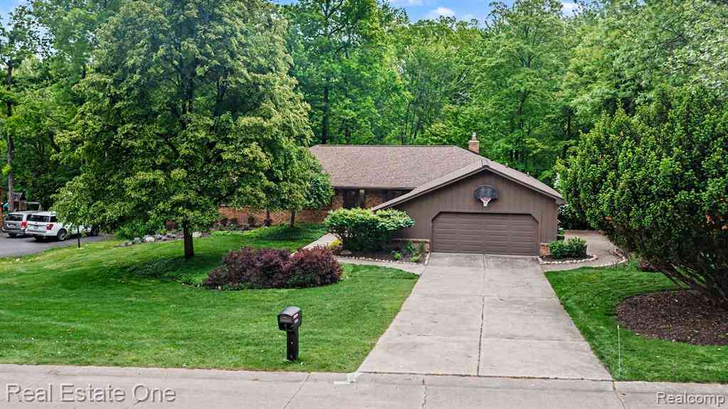 Homes For Sale - 4757 Hardwoods Drive <br/> West Bloomfield, MI 48323
