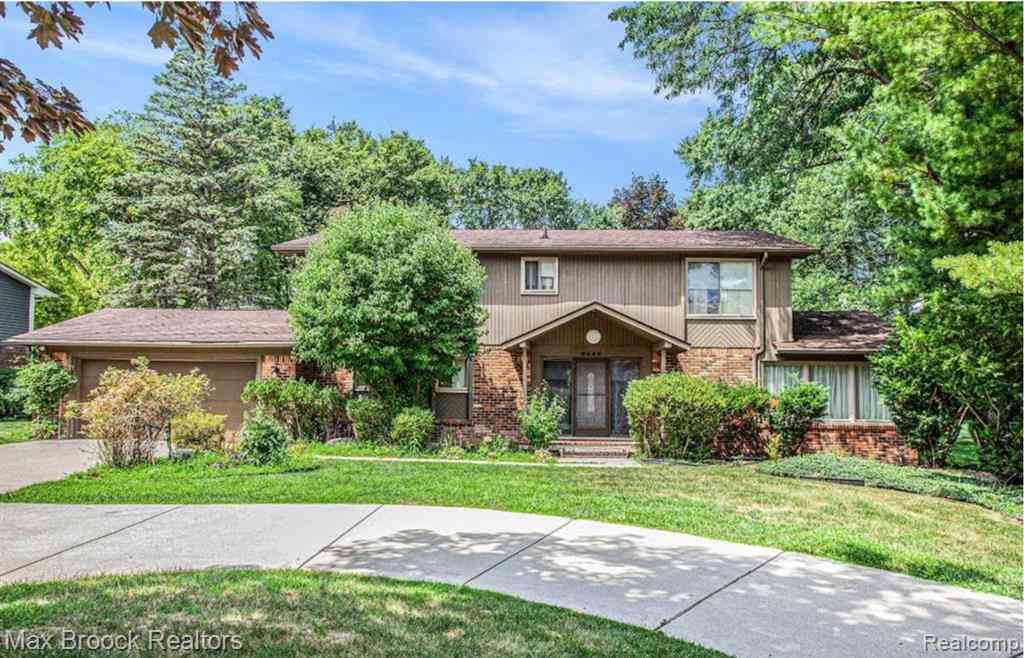 Homes For Sale - 5622 Powder Horn Drive <br/> West Bloomfield, MI 48322