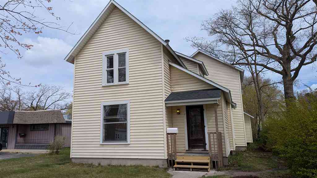 Homes For Sale - 611 E Eighth Street <br/> Traverse City, MI 49686