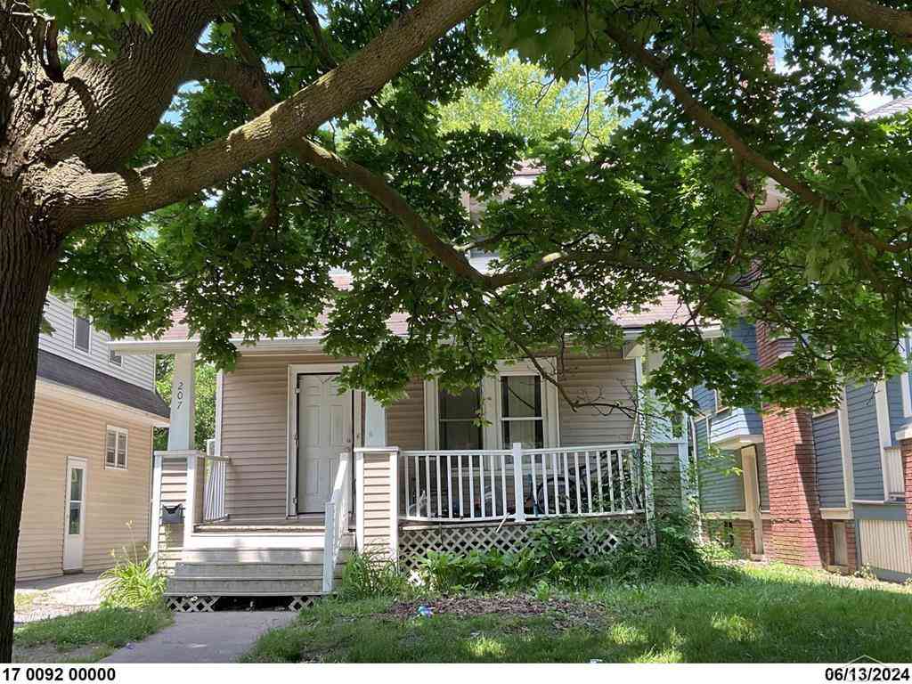 Homes For Sale - 207 S Bond Street <br/> Saginaw, MI 48602