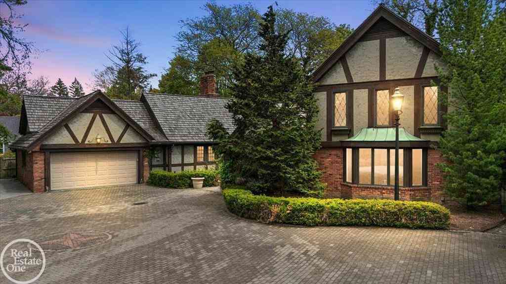 Homes For Sale - 17680 E Jefferson Avenue <br/> Grosse Pointe, MI 48230