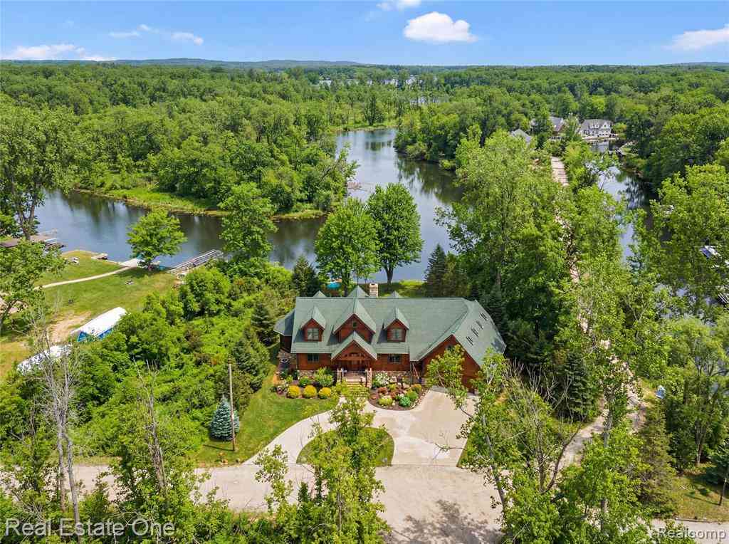 Homes For Sale - 4529 Shoreview Lane <br/> Whitmore Lake, MI 48189
