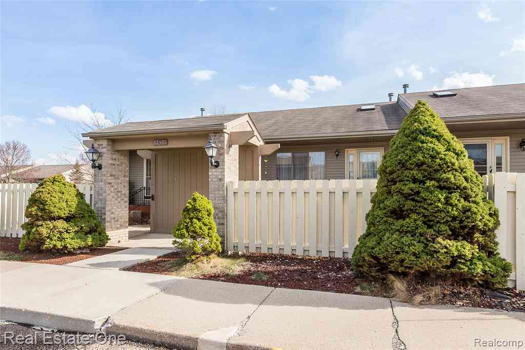 Condo For Sale - 62360 Arlington Circle  #2<br/> South Lyon, MI 48178